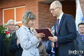 Арсений Яценюк вручил ключи от новых квартир пострадавшим во взрыве не Лазурной