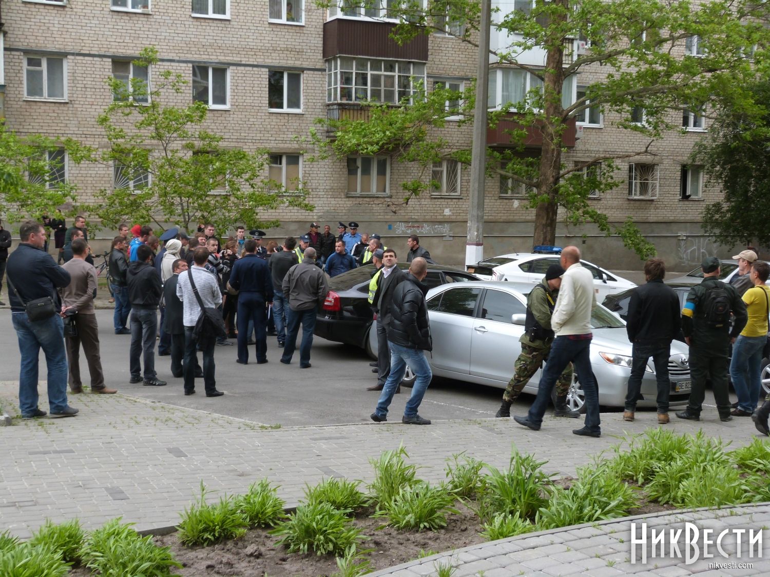 Ополченцы Николаева вместе с милицией задержали автомобиль возле ОГА, в  котором нашли дубинки, каску и бронежилет