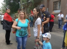 По центру жена бойца Елена Семенда