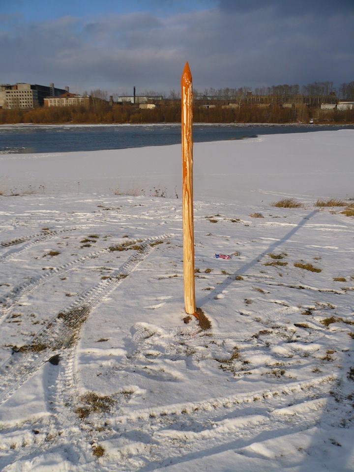 Кол крас. Памятник Ивану Грозному в Канске. Палки торчащие из земли. Осиновый колышек. Деревянный Кол.