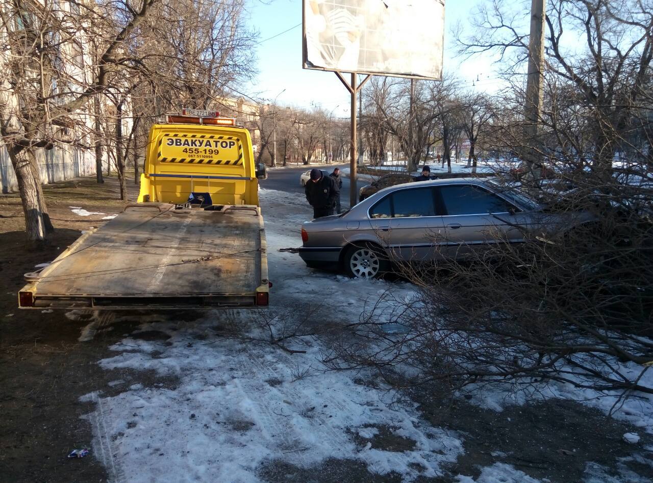 Утром в Николаеве машина на сумасшедшей скорости врезалась в дерево –  водитель умер на месте