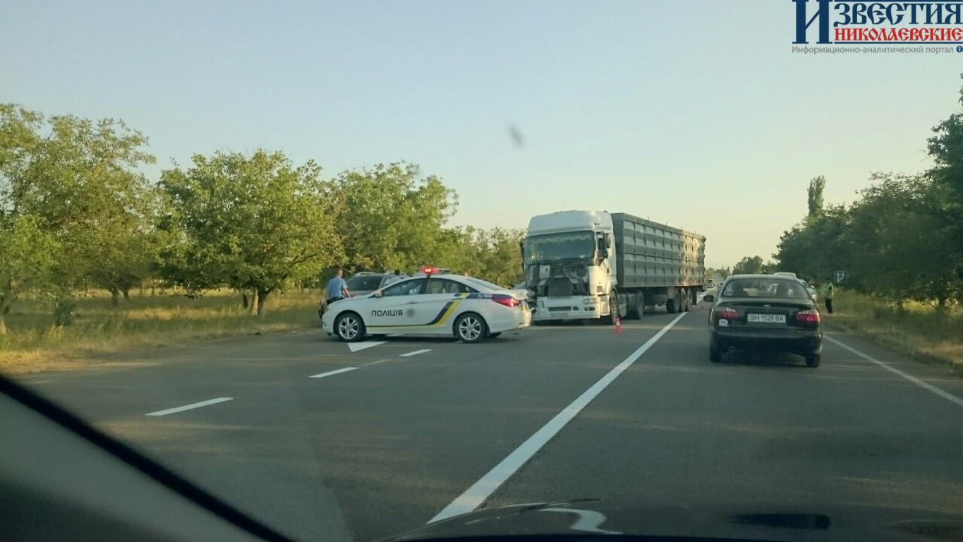 Под Николаевом страшное ДТП: зерновоз врезался в микроавтобус с пассажирами  – 1 погиб, 10 ранено