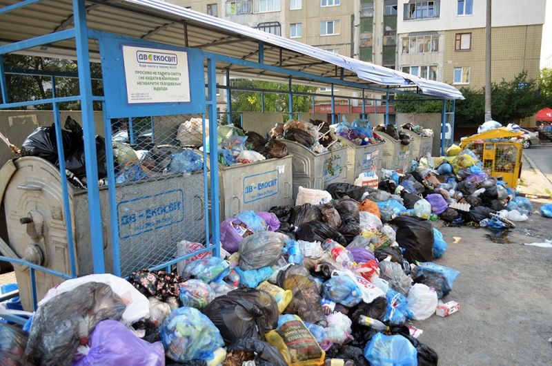 Во Львове возникли серьезные трудности с вывозом мусора