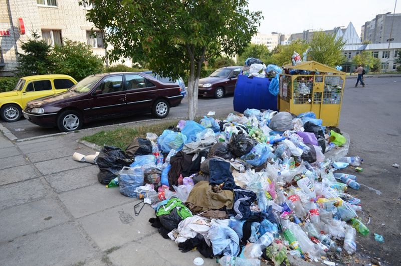 Мусорный коллапс: во Львове уже пять дней не чистят баки — Украина