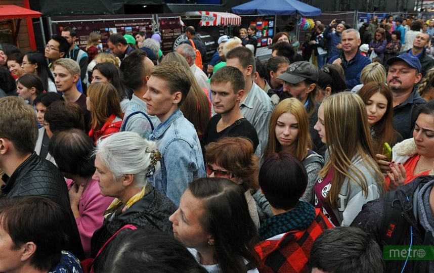 Причем москва. Москвичи люди. Давка на красной площади. Давка в Москве фестиваль. Москвич житель Москвы.