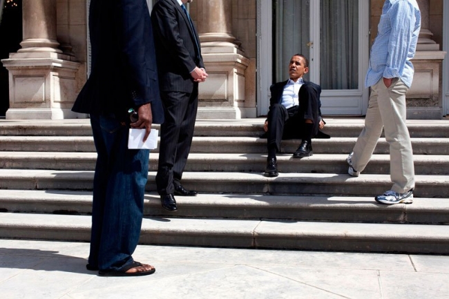 Барак Обама на ступеньках посольства США в Париже. 7 июня 2009 года