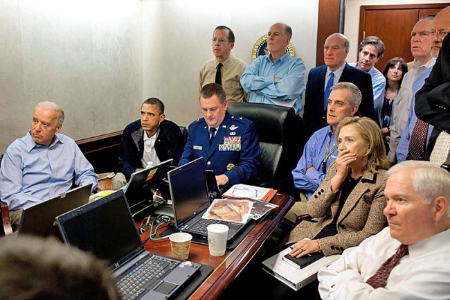 В ситуационной комнате Белого дома во время операции по ликвидации Усамы бен Ладена. 1 мая 2011 года
