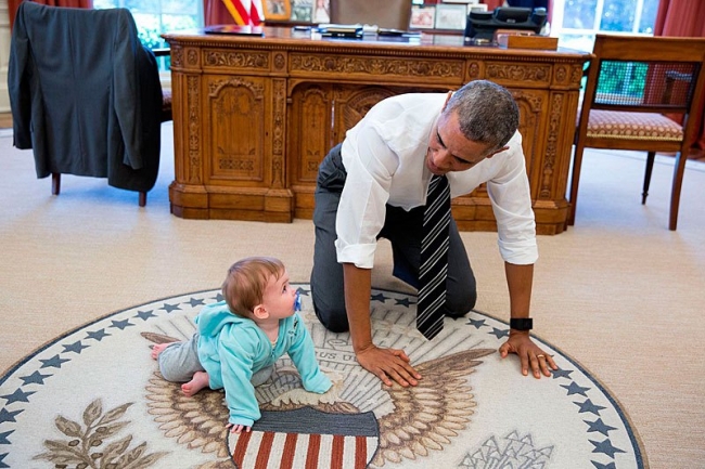 Барак Обама с дочерью одной из своих подчиненных, помощника президента США по коммуникациям Джен Псаки. 14 апреля 2016 года