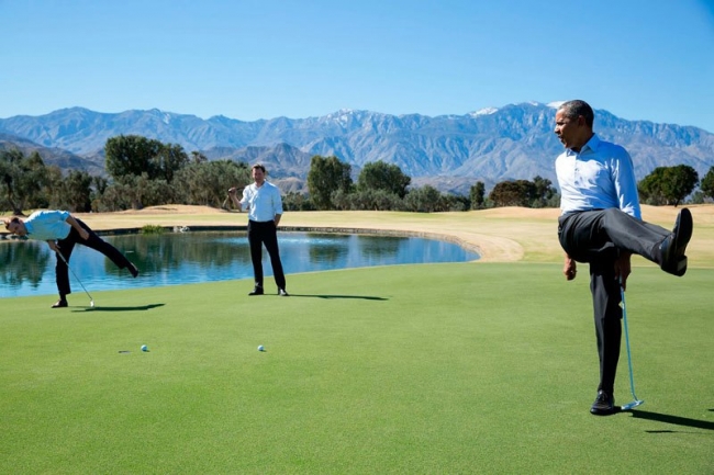 Барак Обама играет в гольф с сотрудниками администрации на ранчо Мираж (Калифорния). 16 февраля 2016 года