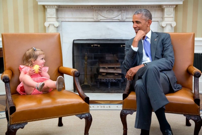 Барак Обама с дочерью Дэвида Аксельрода, стратега его предвыборного штаба на выборах 2008 и 2012 годов. 22 июня 2016 года