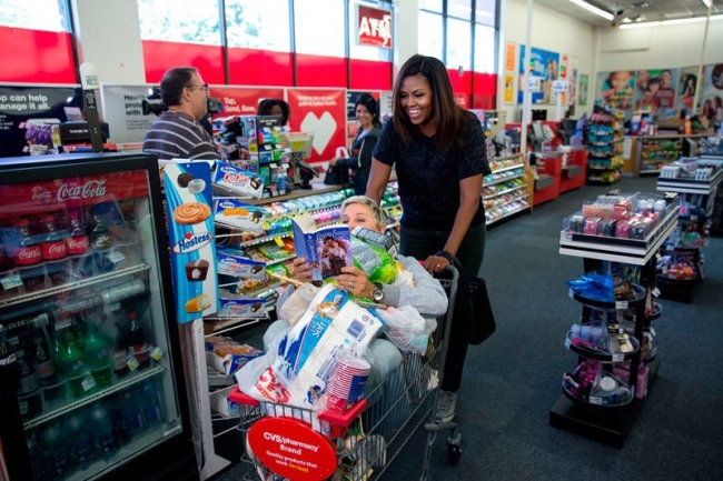 Мишель Обама во время шопинга с телеведущей Эллен Дедженерес. 12 сентября 2016 года