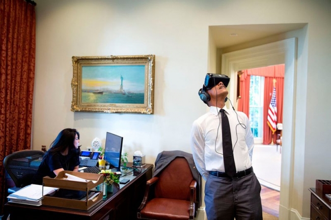 Президент смотрит фильм в виртуальной реальности. 24 августа 2016 года
