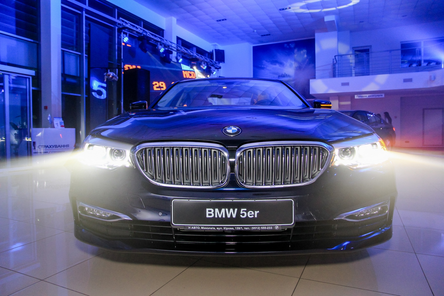 Машина прошла. BMW 5er. БМВ В автосалоне 5. BMW 5er Uber. Машины класса премиум БМВ.