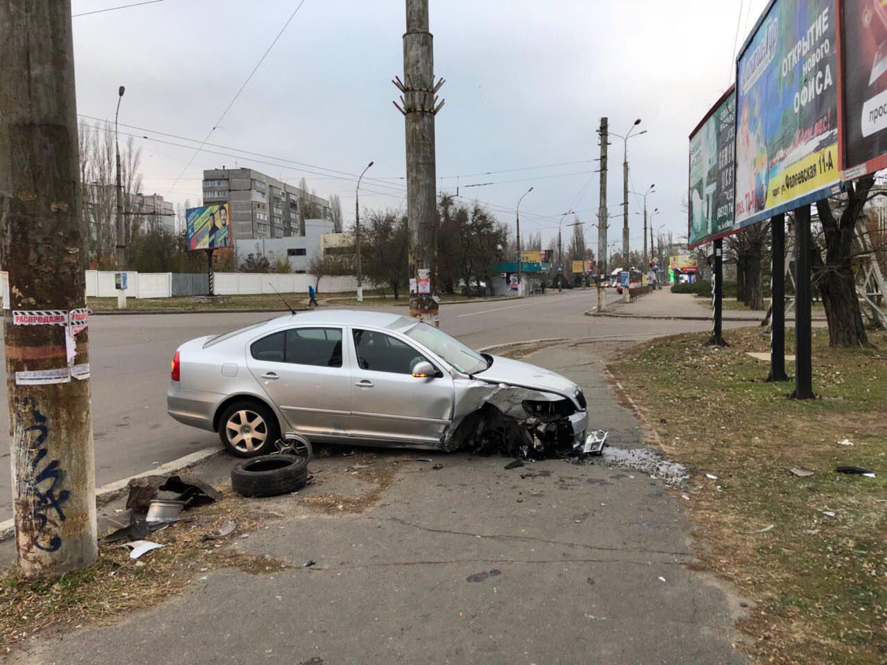 В Николаеве сотрудник автомойки угнал и разбил автомобиль, а владельцу  отказывают в компенсации ущерба