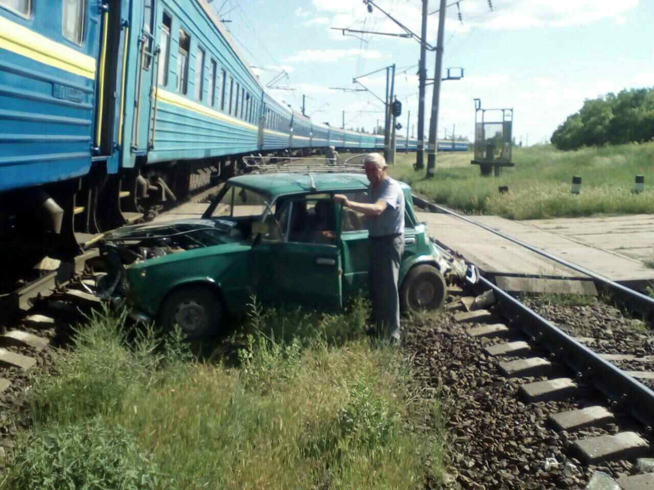 На Николаевщине пенсионера едва не сбил поезд