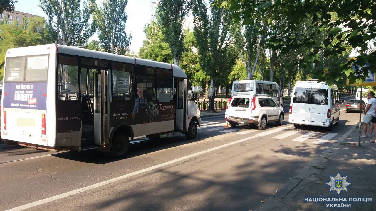 Маршрутка врезалась в машину, пропускавшую пешеходов в Николаеве —  пострадало 6 человек