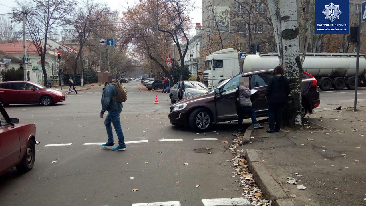 В центре Николаева столкнулись Volvo и Honda - водитель по подсказке  навигатора выехала на улицу с односторонним движением