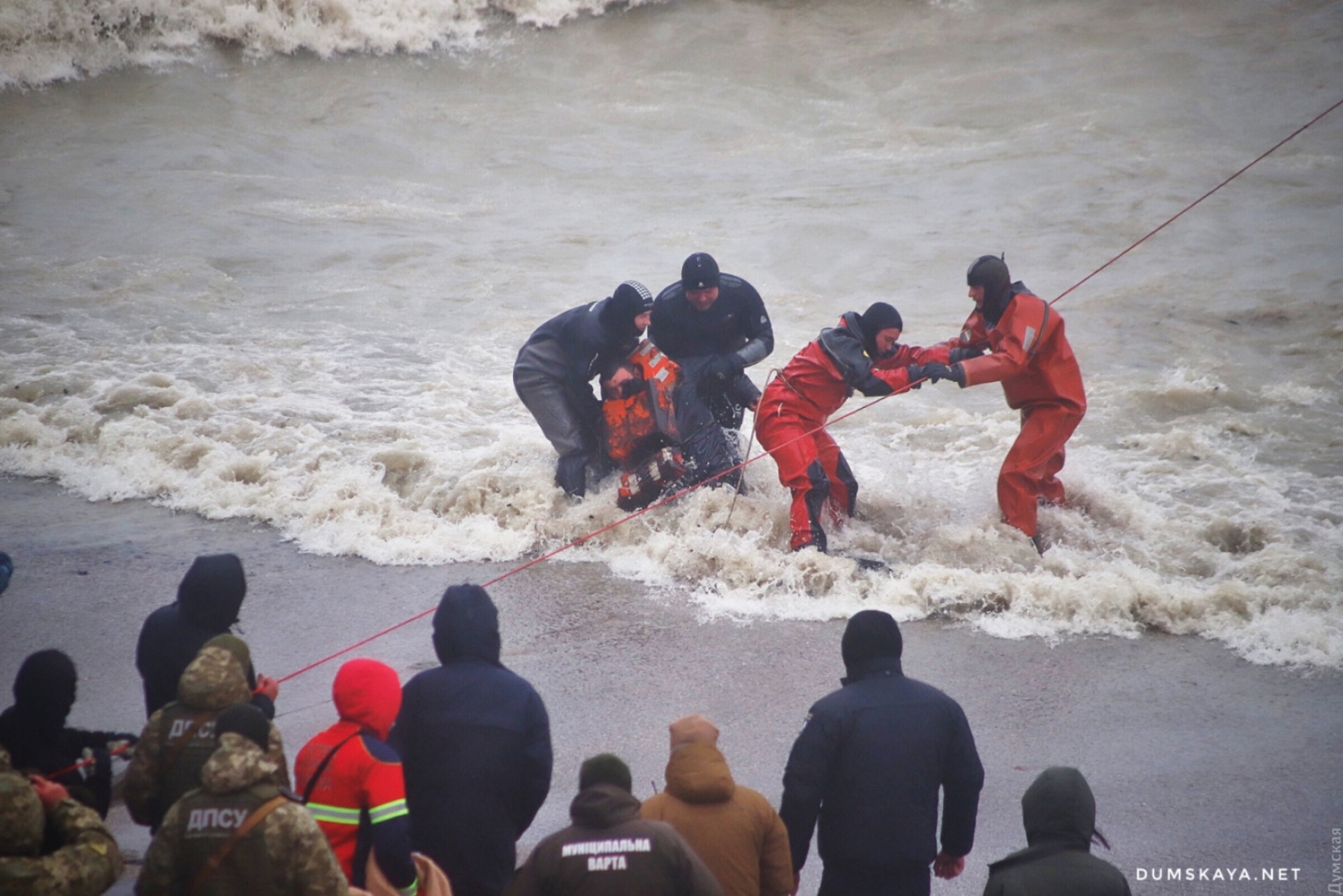 Потерпевшее бедствие. Спасательная операция. Спасение моряков. Спасение тонущего судна. МЧС спасает людей с тонущего судна.