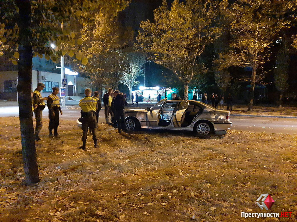 В центре Николаева у BMW лопнуло колесо – автомобиль слетел на аллею