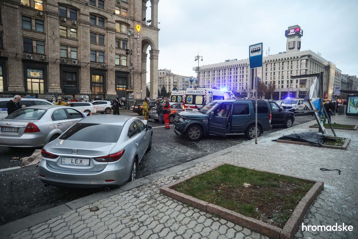 В Киеве на Крещатике водитель въехал в остановку общественного транспорта:  двое погибших и трое раненых