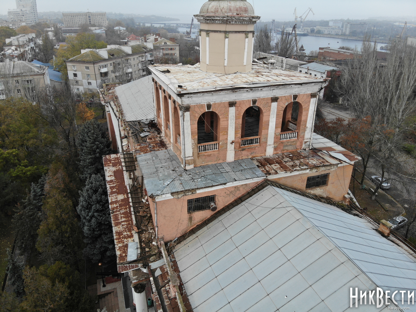 В Николаеве продолжает разрушаться здание Адмиралтейства, деньги на ремонт  которого обещал найти Арахамия