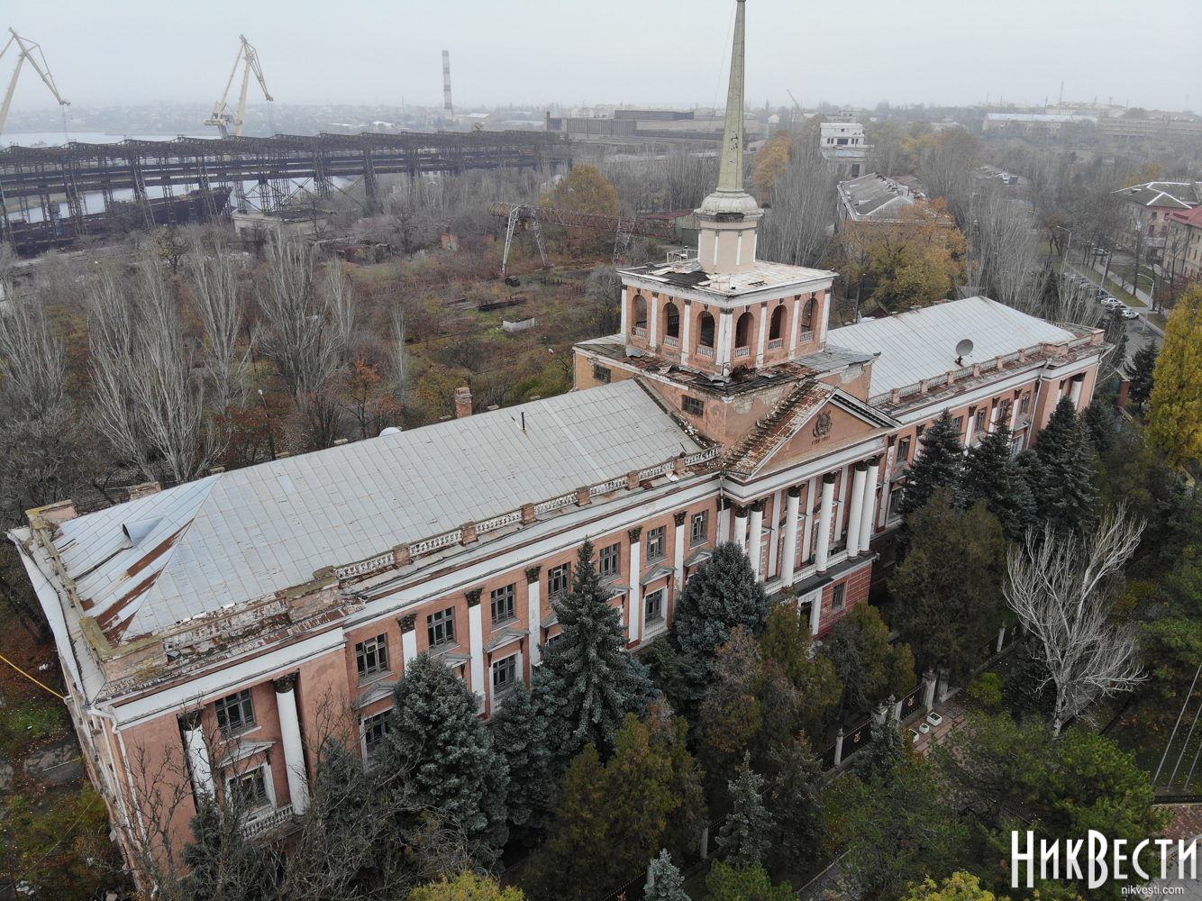 В Николаеве продолжает разрушаться здание Адмиралтейства, деньги на ремонт  которого обещал найти Арахамия