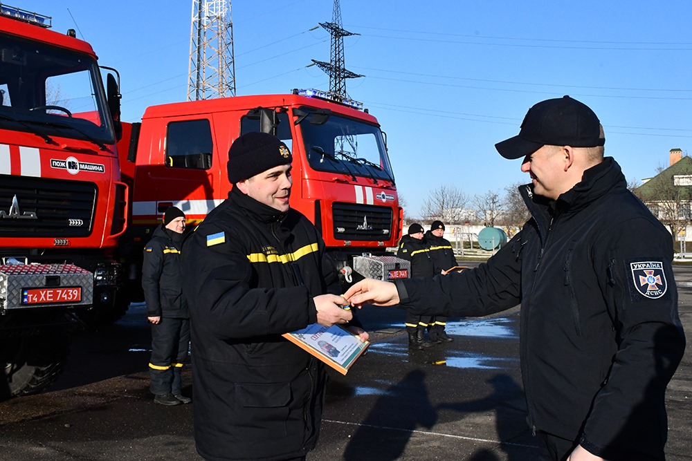 Передано в транзит. ГСЧС. Шотландия передала спасателям ГСЧС Полтавы пожарные автомобили. Картинки автотехника ГСЧС. Картинки специальная автотехника ГСЧС.