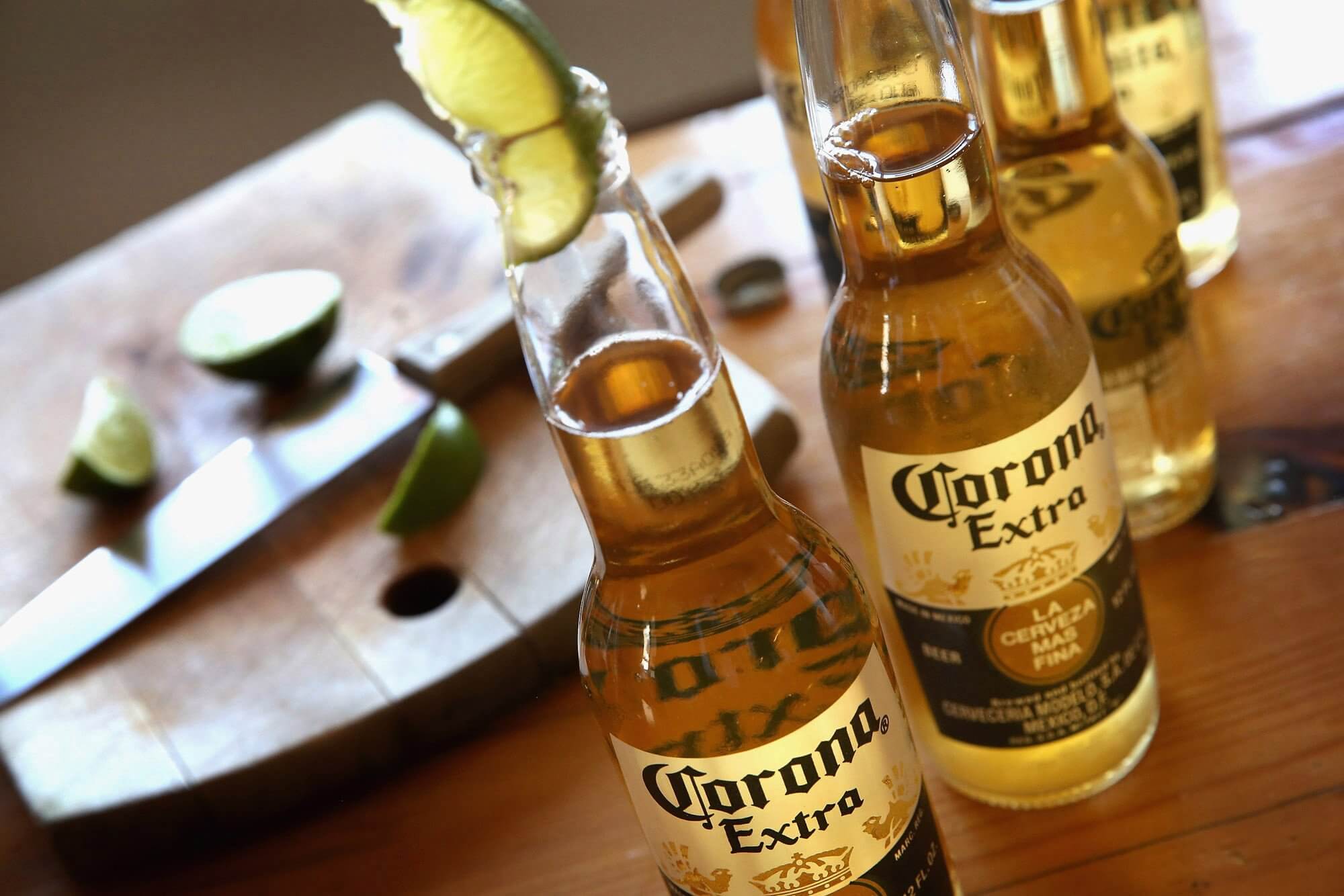 Производитель пива Corona приостановит работу в Мексике