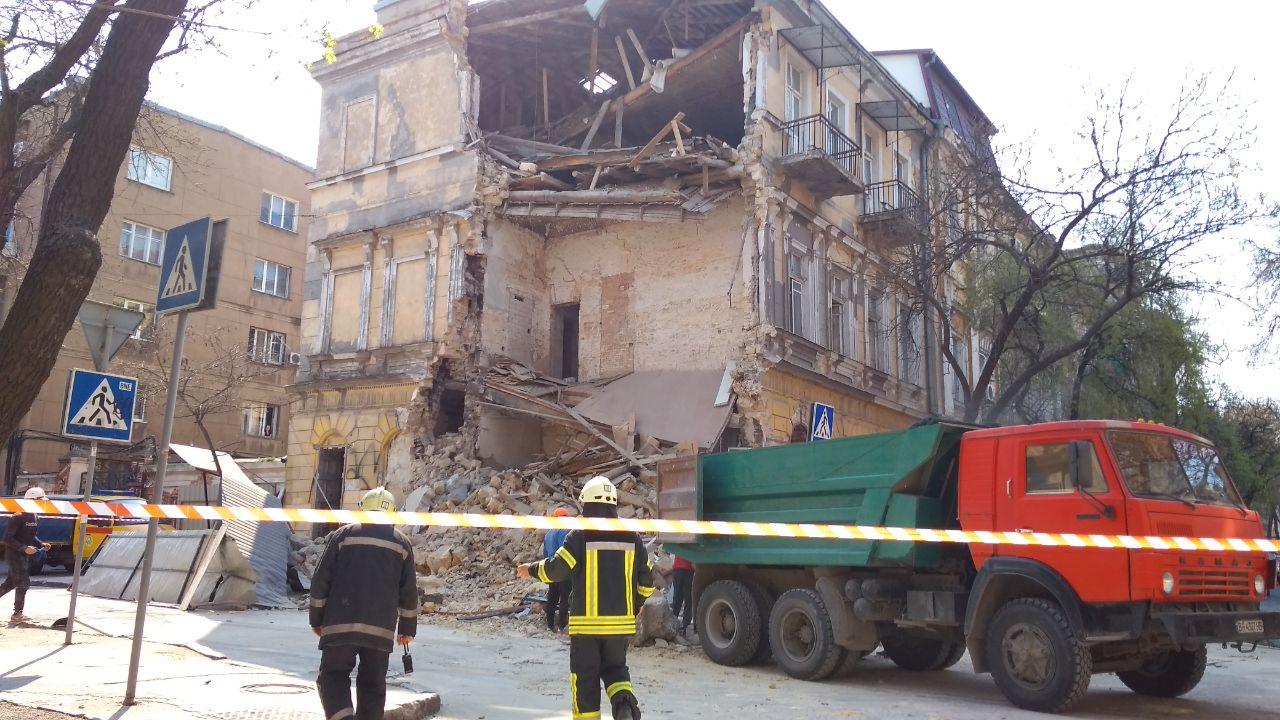 В Одессе обрушилась стена трехэтажного дома