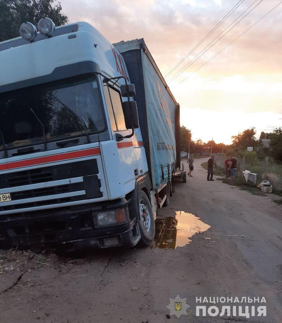 В Николаевской области парень угнал фуру с бочками меда и попал в аварию