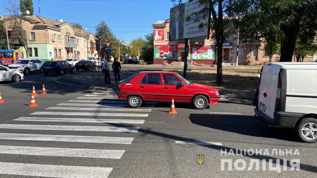 В Николаеве водитель легковушки сбил пешехода, переходящего дорогу в неположенном  месте