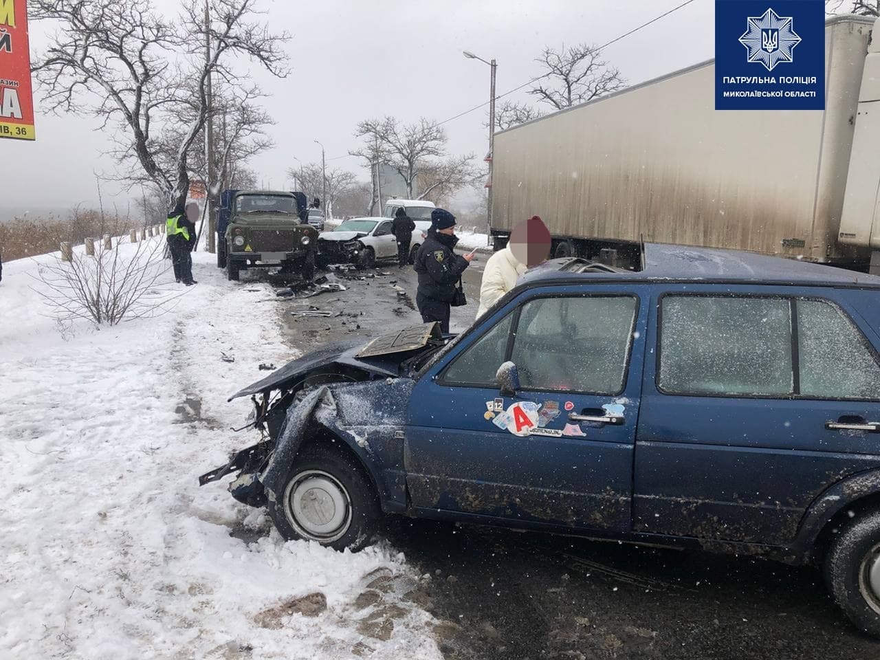 В Николаеве на Варваровском мосту столкнулись три машины — образовалась  пробка