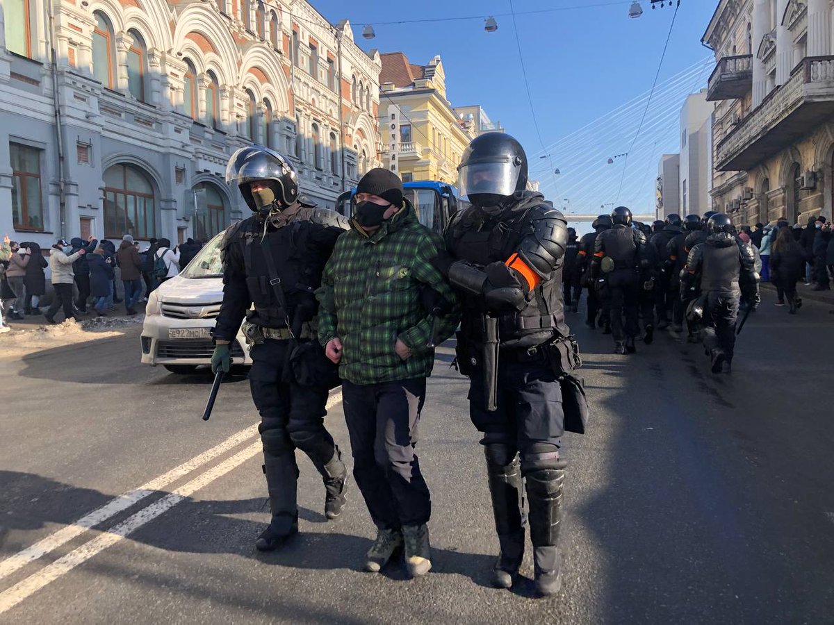 Митинги в поддержку Навального в России: ОМОН задерживает протестующих в  Хабаровске и Владивостоке