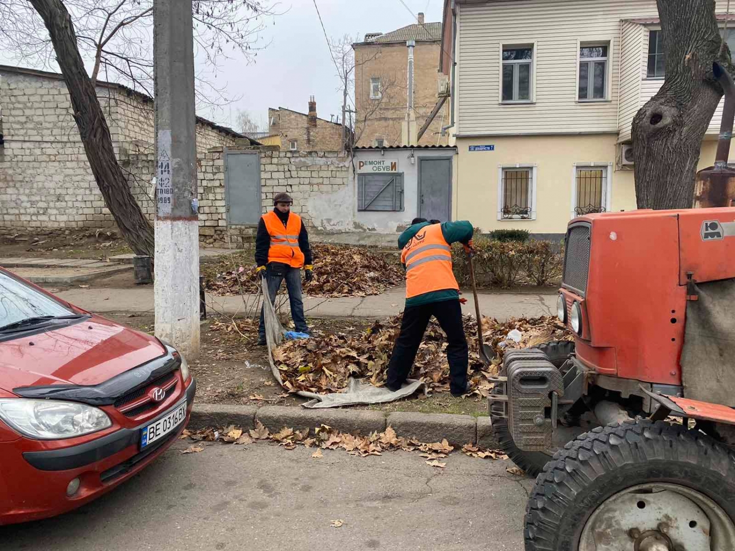 В Николаеве коммунальщики наконец-то начали убирать кучи мусора и опавших  листьев