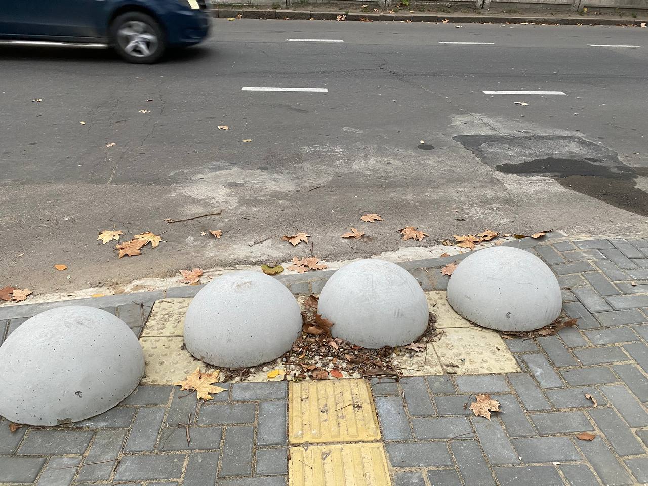 В центре Николаева на пандус с тактильной плиткой установили бетонные  полусферы