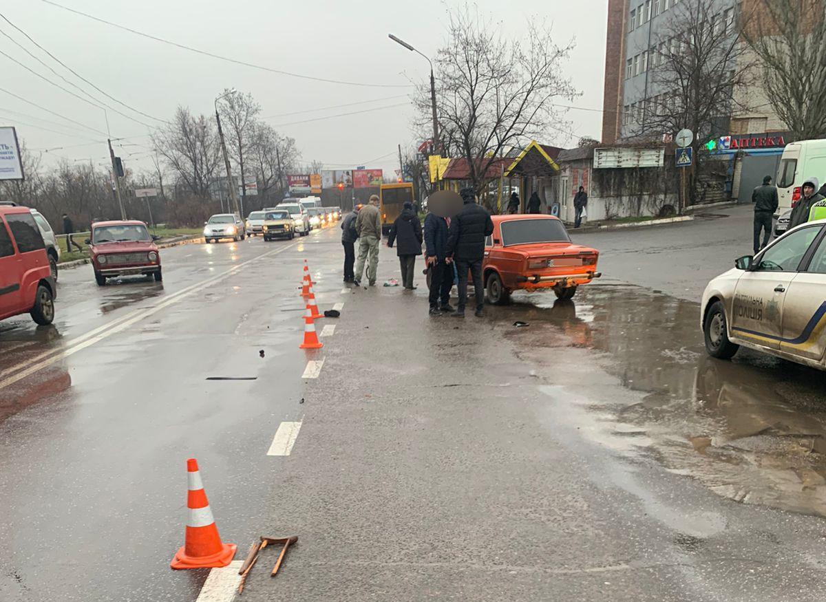 В Николаеве легковушка насмерть сбила инвалида, мужчина на костылях  переходил дорогу