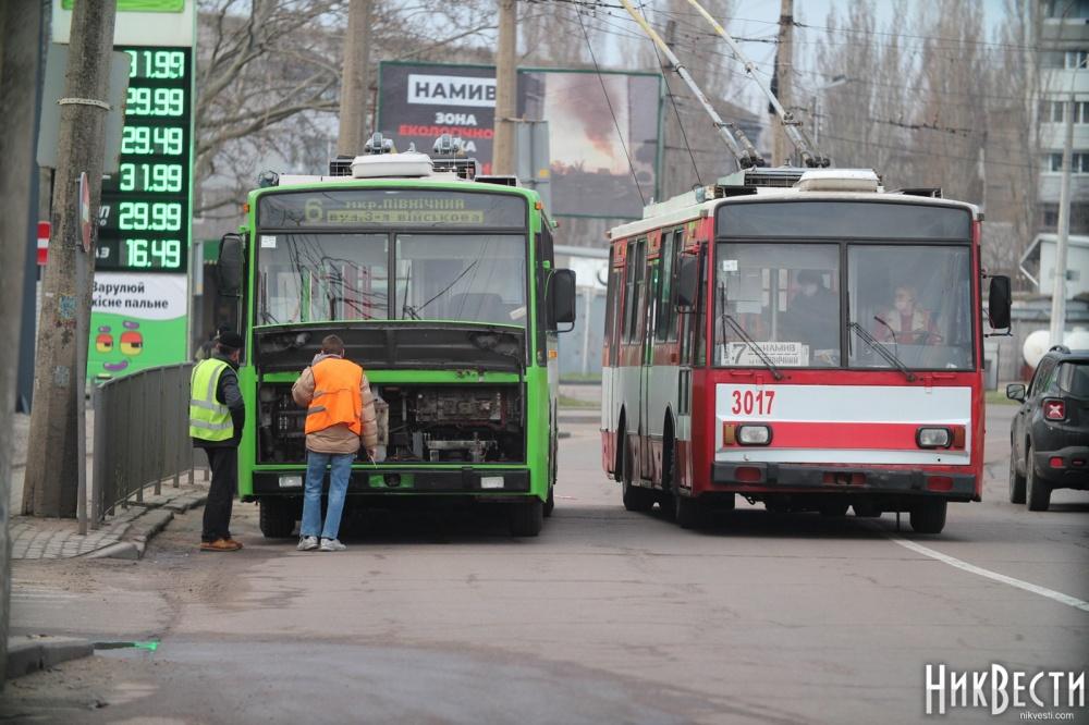 Коммунальный транспорт. Транспорт. Проспект героев Украины в Николаеве фото.