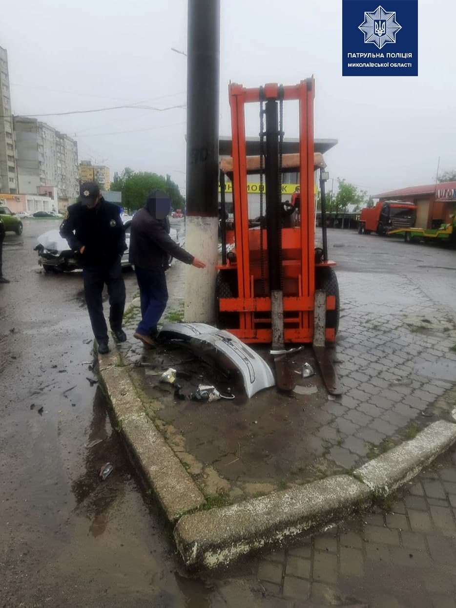 В Николаеве BMW занесло на повороте — авто влетело в столб