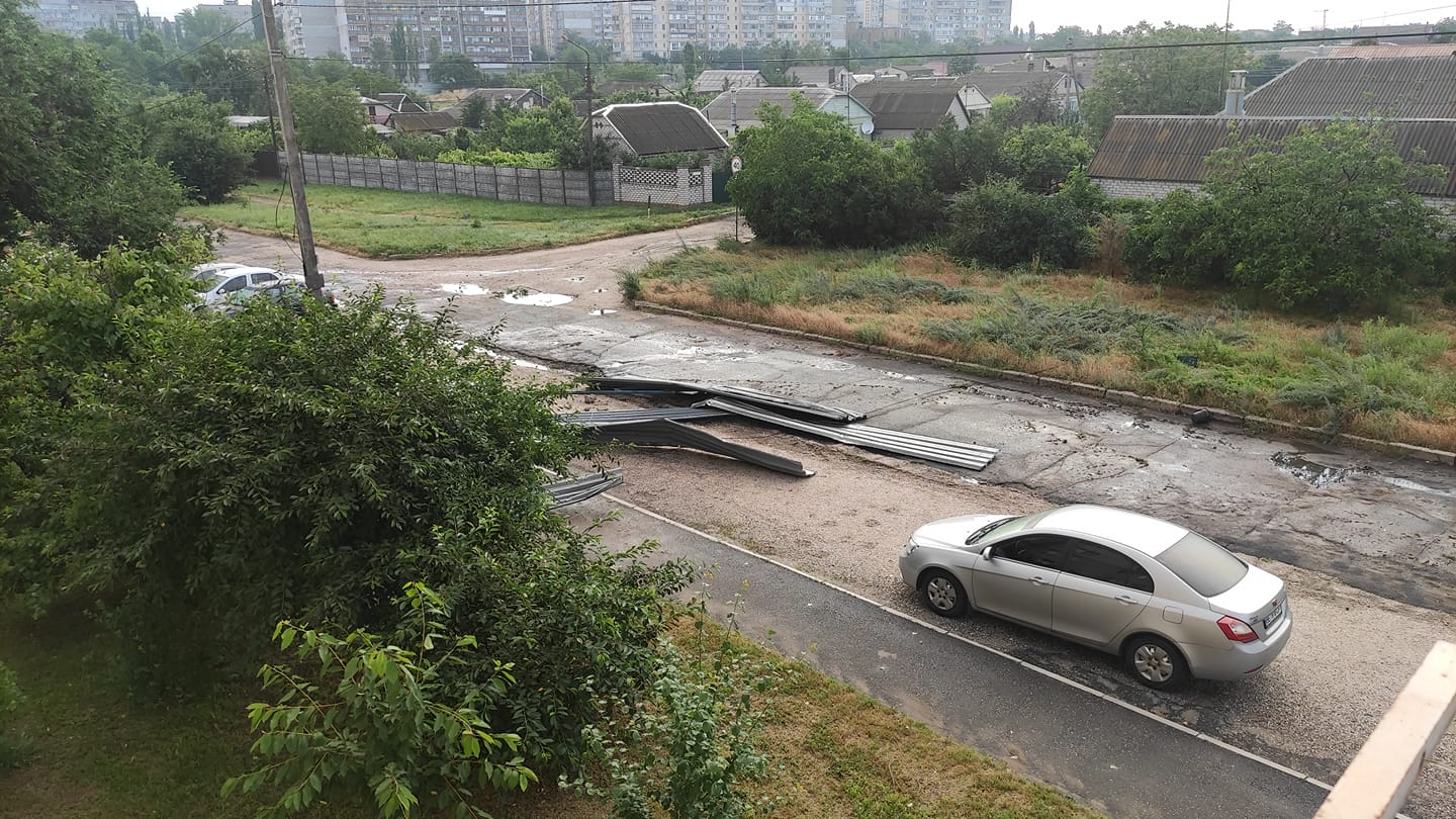 В Николаеве ветер повалил деревья и сорвал крышу дома