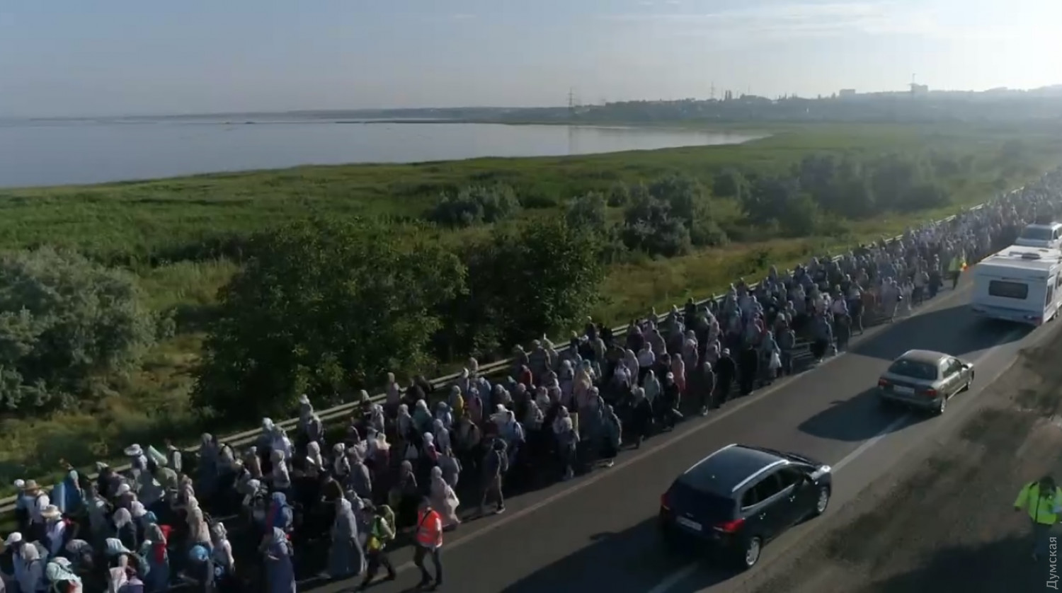 На Одесчине православные паломники захватили половину трассы, устроив крестный  ход