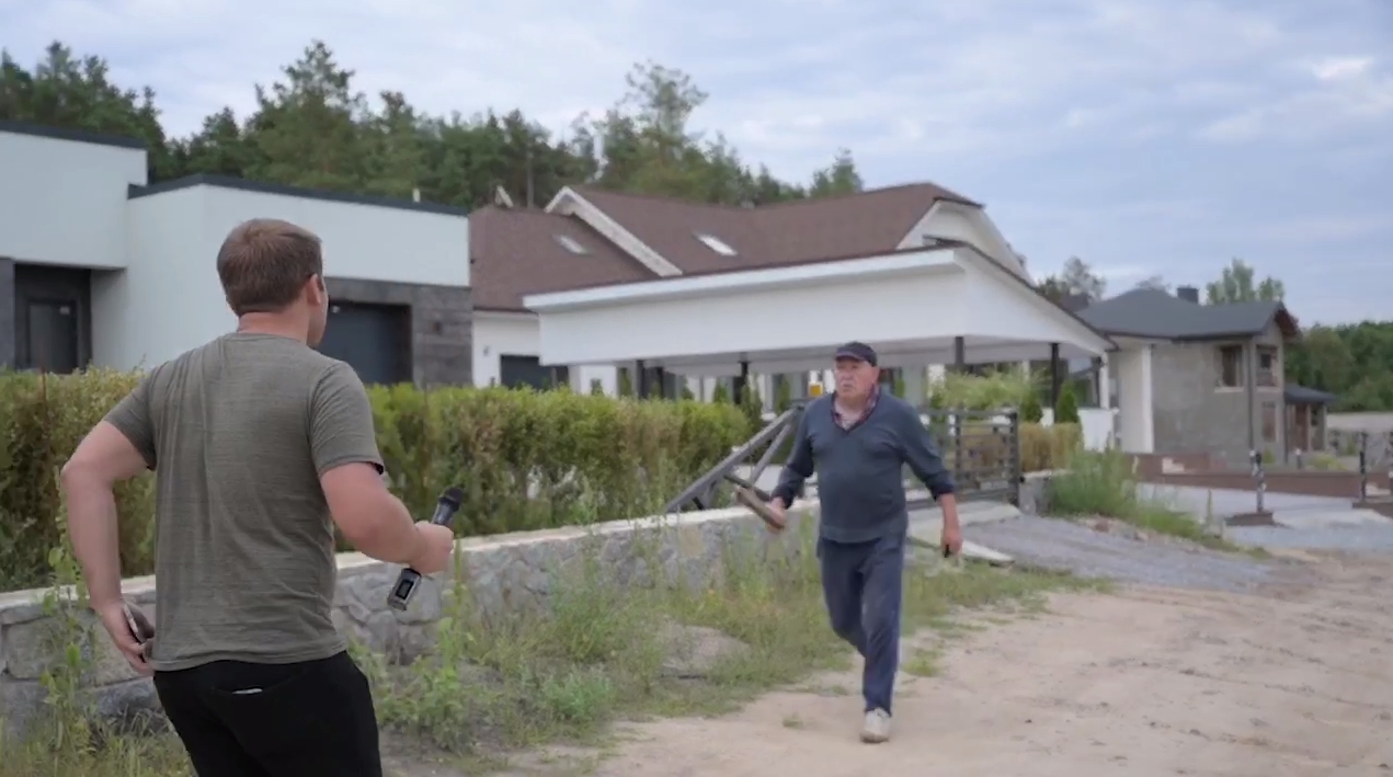 В Житомире агрессивный охранник палкой отгонял журналиста от дома депутата