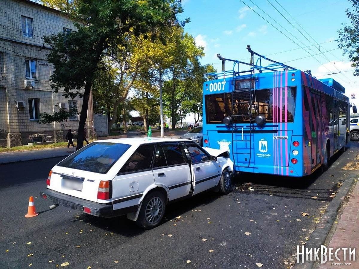 В Николаеве столкнулись Nissan и троллейбус, впервые вышедший на маршрут —  двоих людей госпитализировали