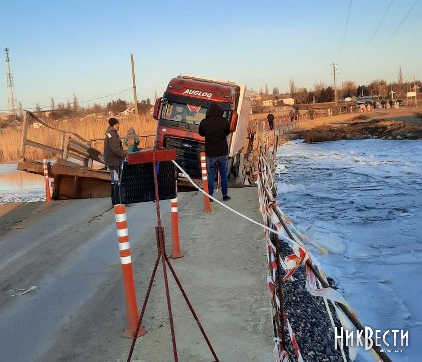 В Пересадовке снова утонул понтонный мост — фура заблокировала проезд