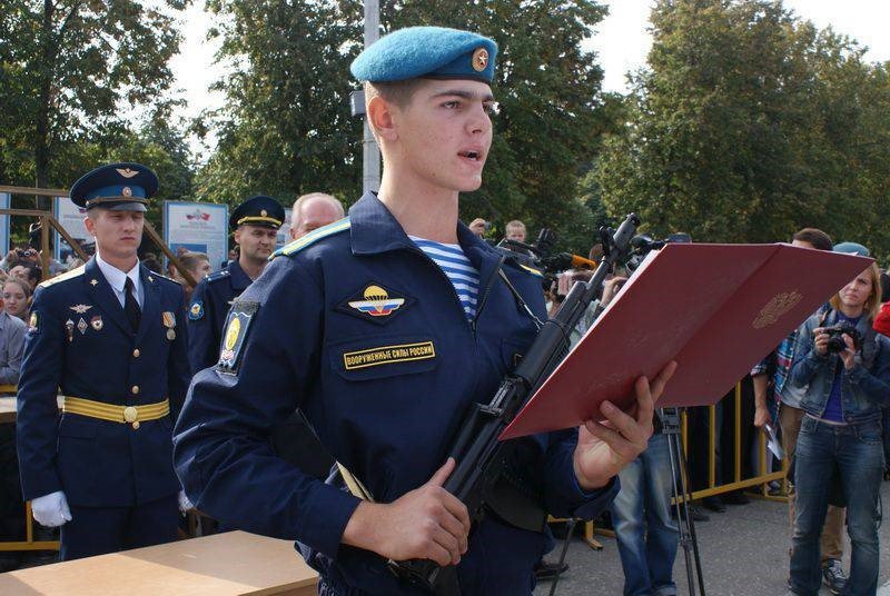 Стипендия курсанта военного училища. Рязанское военное воздушно-десантное училище. Десантное училище Рязань. Рязань ВДВ училище. Курсанты Рязанского училища ВДВ.