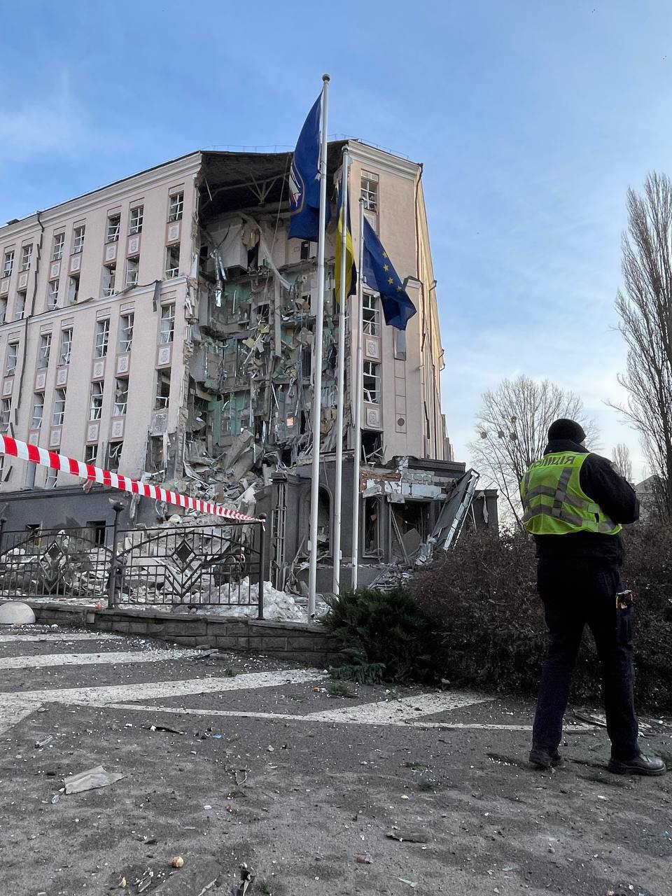 В трех районах Киева прогремели взрывы, есть разрушения и жертвы