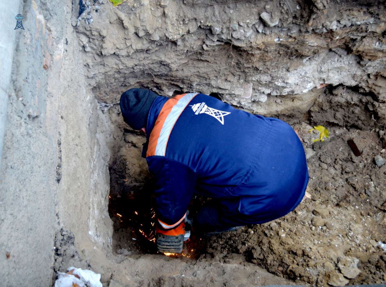 Возле Николаевской пятиэтажки полностью сгнил водопровод, подведенный к дому