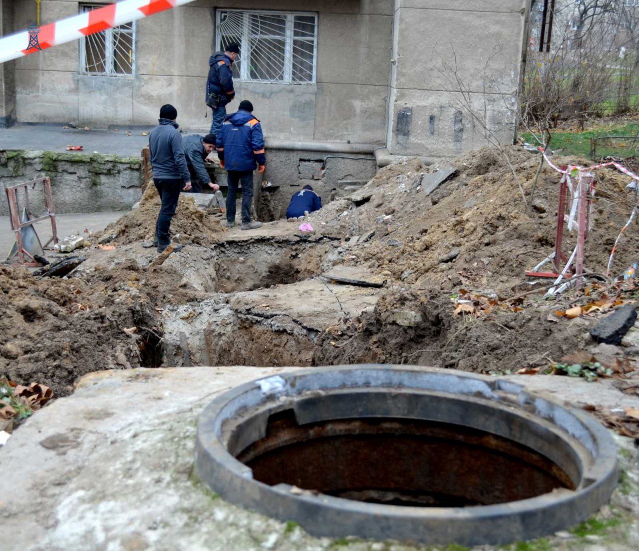 Возле Николаевской пятиэтажки полностью сгнил водопровод, подведенный к дому