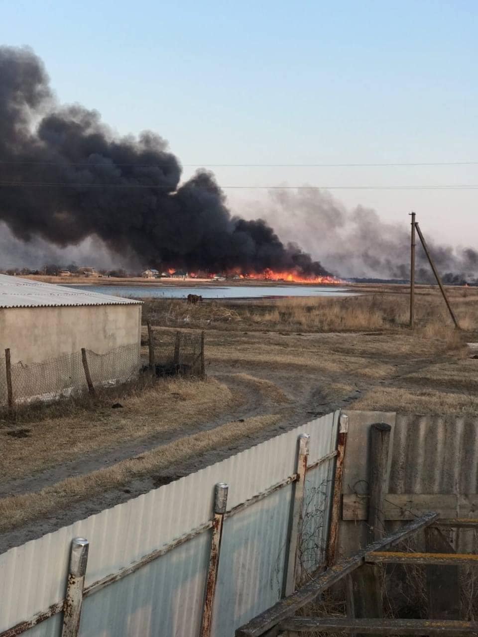 Пожар на Кинбурнской косе: под угрозой жилые дома, людей призывают  самоорганизоваться