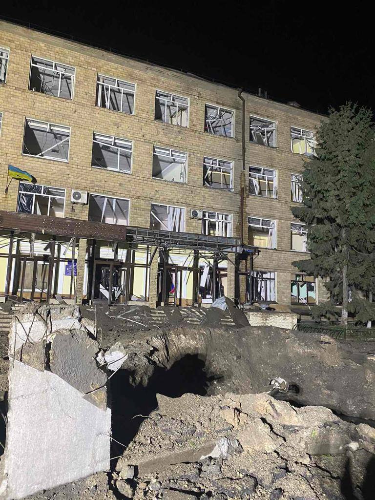 Ночью россияне обстреляли Харьков, пострадал колледж и жилые дома