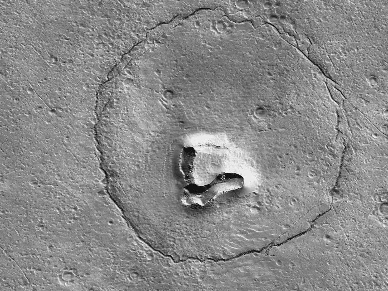 Аппарат Nasa сфотографировал на Марсе кратер в форме медвежьей морды